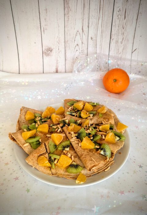 Köstlicher vollwertiger Genuss mit Mohn-Buttermilch-Crêpes mit (Dinkel-)Vollkornmehl, serviert mit Orange, Kiwi und gerösteten Mandeln