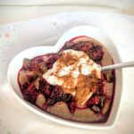 Maronen-Buchweizen-Porridge mit Feigen, Waldbeeren, (griechischem) Joghurt, Mandelmus und viel Zimt! Richtig leckeres Comfort Food!