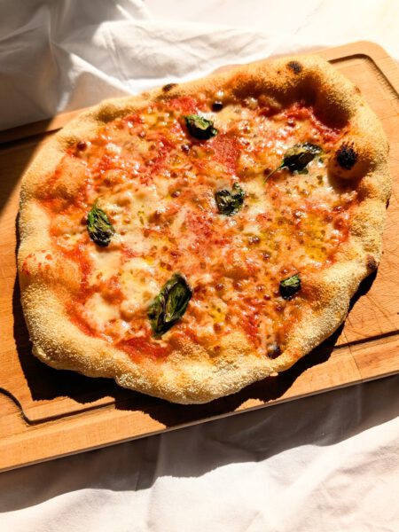 Sourdough Pizza (Neapolitan Style) Leckere selbstgemacht Sauerteig-Pizza Margherita nach neapolitanischen Art.