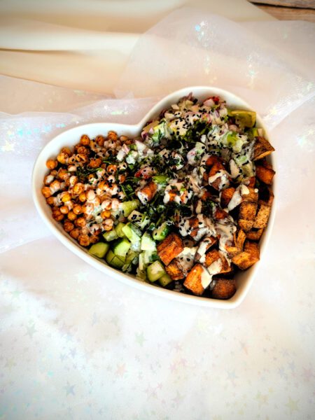 Leckere Quinoa-Süßkartoffel-Burrito-Bowl mit knusprigen Kichererbsen, frischer Salatgurke, Avocado Pico de Gallo und Zitronen-Tahini-Dressing!