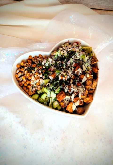 Leckere Quinoa-Süßkartoffel-Burrito-Bowl mit knusprigen Kichererbsen, frischer Salatgurke, Avocado Pico de Gallo und Zitronen-Tahini-Dressing!