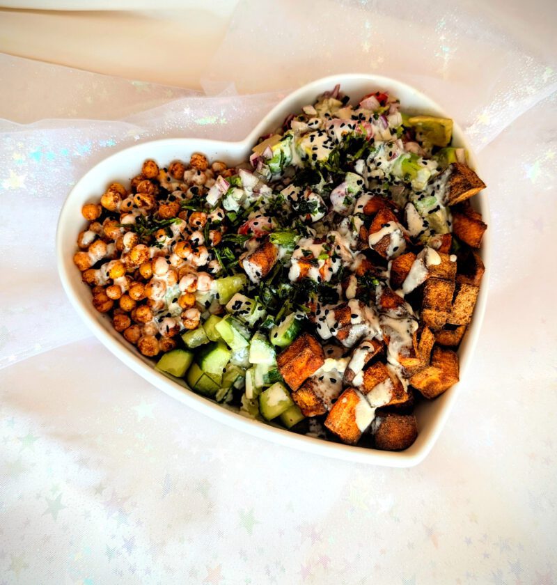 Leckere Quinoa-Süßkartoffel-Burrito-Bowl mit knusprigen Kichererbsen, frischer Salatgurke, Avocado Pico de Gallo und Zitronen-Tahini-Dressing!