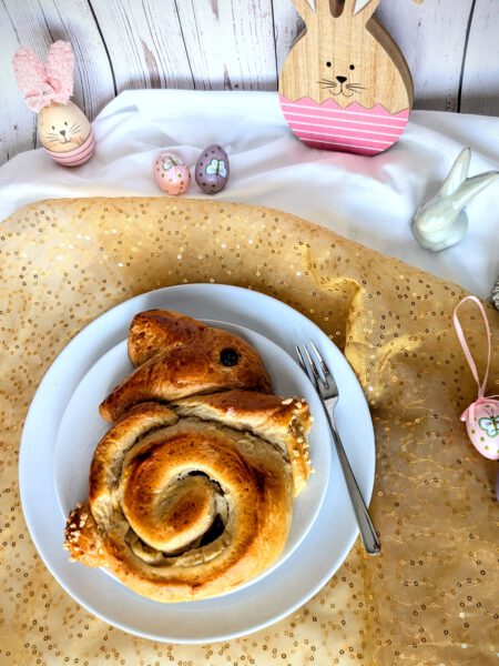 Rezepte Leckere Hefe-Pudding-Hasen zu Ostern! Darüber freuen sich groß und klein! Am besten noch warm servieren!