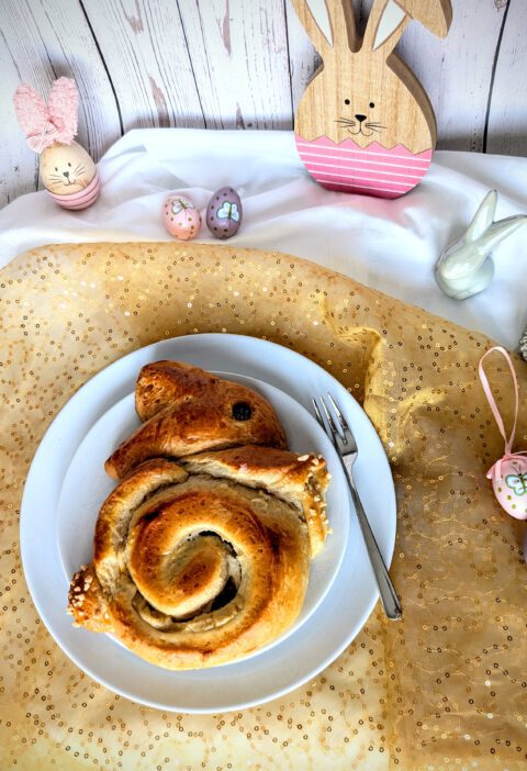 Leckere Hefe-Pudding-Hasen zu Ostern! Darüber freuen sich groß und klein! Am besten noch warm servieren!