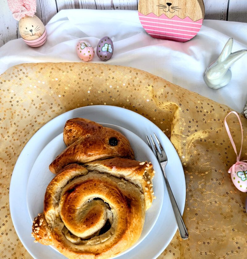 Leckere Hefe-Pudding-Hasen zu Ostern! Darüber freuen sich groß und klein! Am besten noch warm servieren!