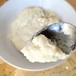Cremiger Grießbrei mit Milch auf einem Löffel über einer Schüssel – einfaches Grundrezept für klassischen Grießbrei, schnell zubereitet in 10 Minuten, perfekt zum Frühstück oder als süßes Comfort-Food.
