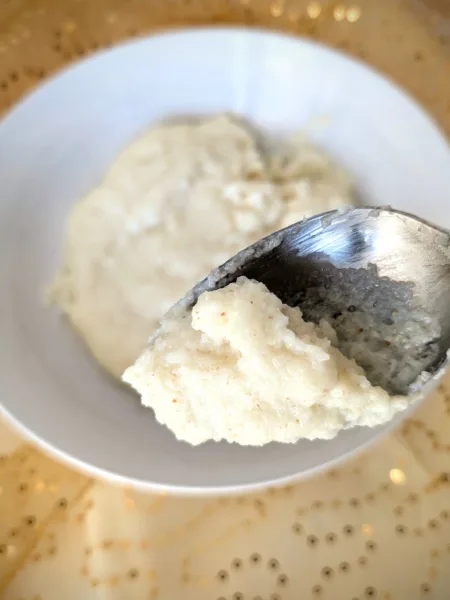 Quick & easy: semolina porridge Cremiger Grießbrei mit Milch auf einem Löffel über einer Schüssel – einfaches Grundrezept für klassischen Grießbrei, schnell zubereitet in 10 Minuten, perfekt zum Frühstück oder als süßes Comfort-Food.