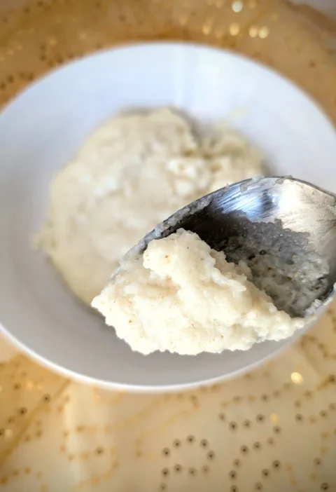 Cremiger Grießbrei mit Milch auf einem Löffel über einer Schüssel – einfaches Grundrezept für klassischen Grießbrei, schnell zubereitet in 10 Minuten, perfekt zum Frühstück oder als süßes Comfort-Food.