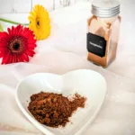Selbstgemachtes Taco-Gewürz in einer weißen herzförmigen Schale und einem kleinen Glasbehälter vor hellem Hintergrund. Die würzige Tex-Mex-Gewürzmischung mit Paprika, Chili, Kreuzkümmel und Kakao eignet sich ideal für Tacos, Burritos und mexikanische Gerichte.